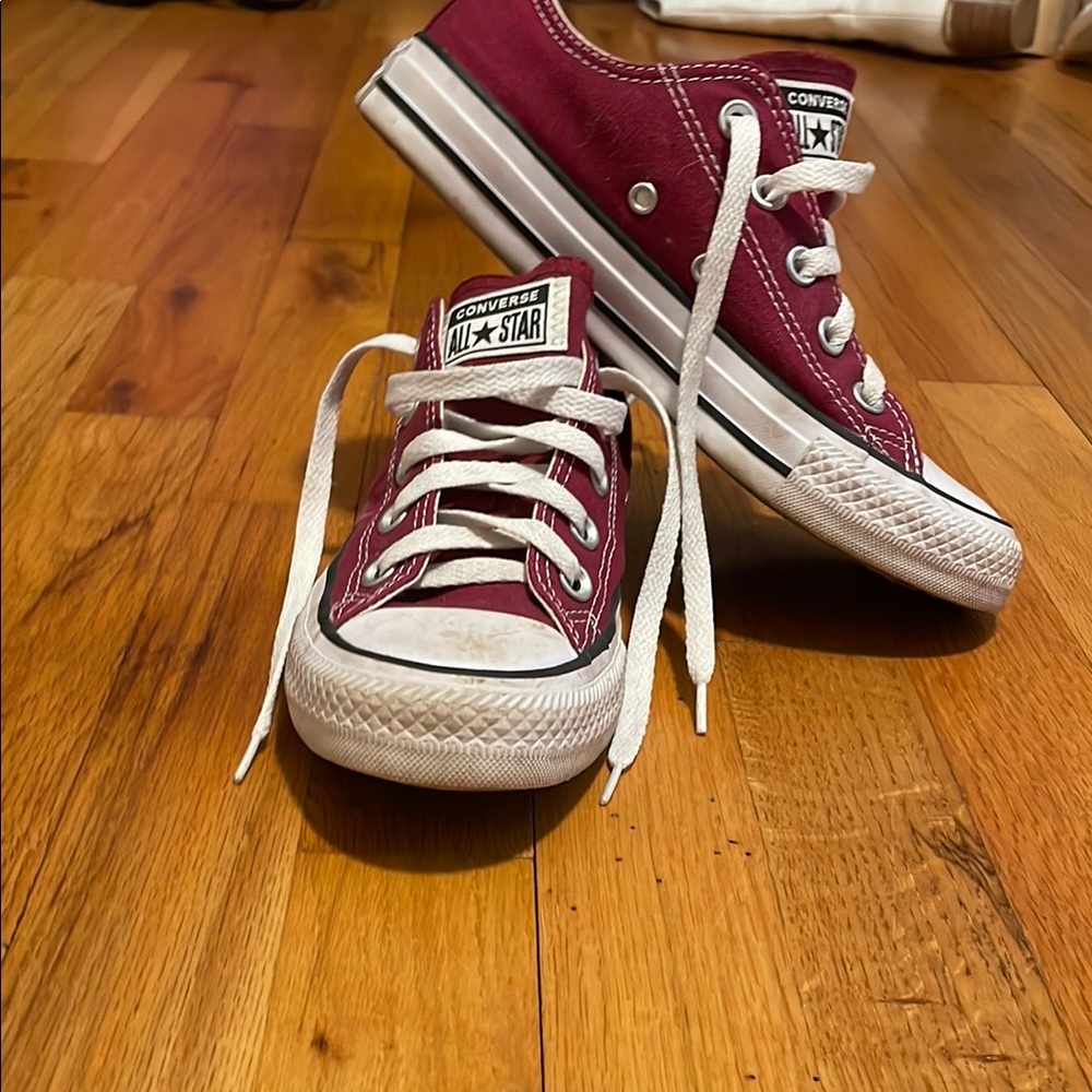 Women’s Converse Burgundy Low top Sneakers